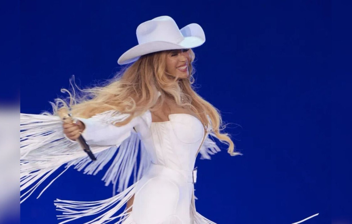 Beyoncé Debuts Blonde Bob During Super Bowl LX