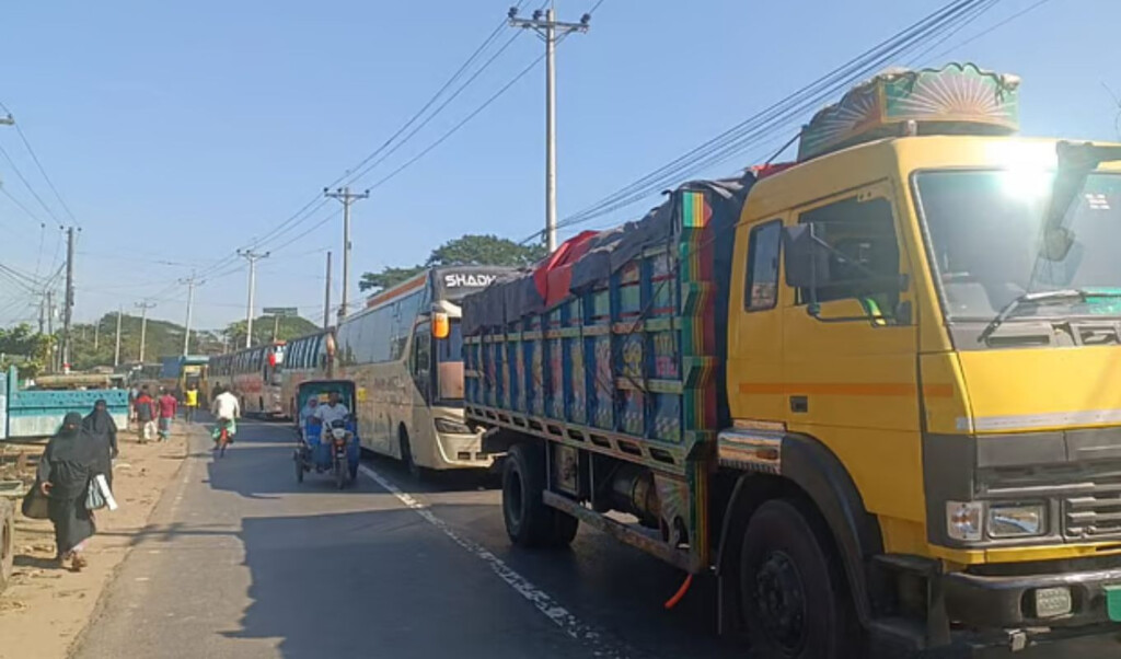 blockades at several points on chattogramcoxs bazar highway causing severe congestion Blockades at Several Points on Chattogram–Cox’s Bazar Highway, Causing Severe Congestion