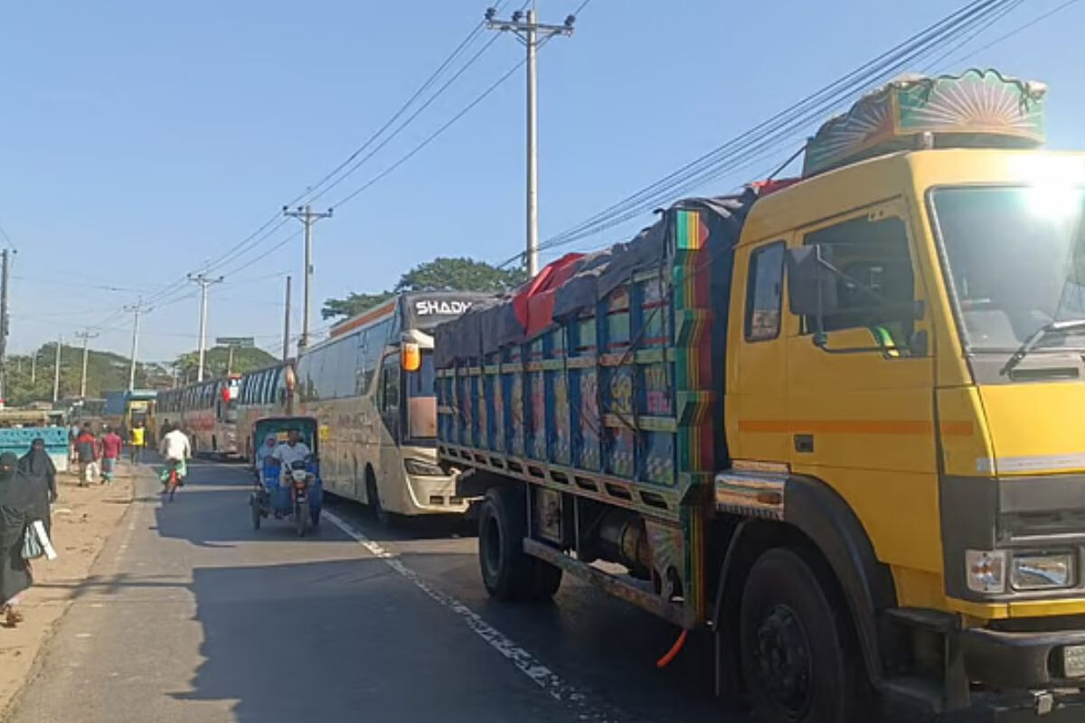 Blockades at Several Points on Chattogram–Cox’s Bazar Highway, Causing Severe Congestion