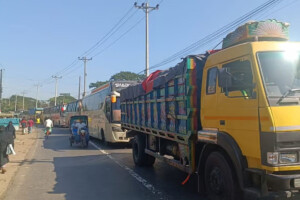 Blockades at Several Points on Chattogram–Cox’s Bazar Highway, Causing Severe Congestion
