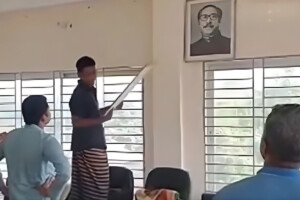 “BNP–Chhatra Dal enters Awami League office with permission from the UP chairman.”