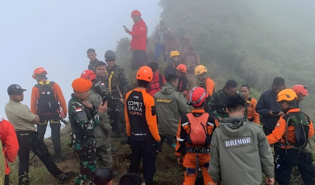 Bodies of 10 passengers recovered from crashed plane in Indonesia 2 bodies of 10 passengers recovered from crashed plane in indonesia Bodies of 10 passengers recovered from crashed plane in Indonesia