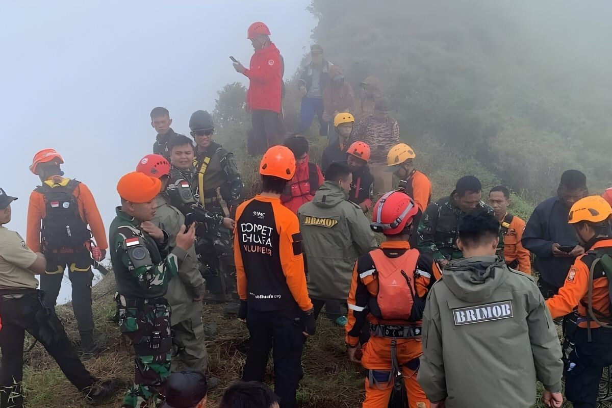 Bodies of 10 passengers recovered from crashed plane in Indonesia