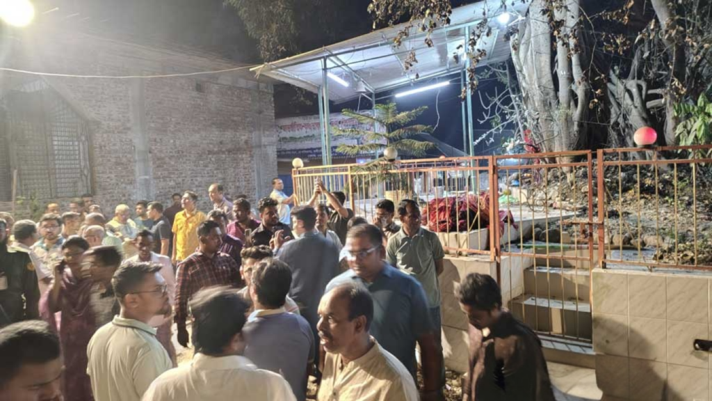 bombs target cumilla temple and mosque three injured Bombs Target Cumilla Temple and Mosque; Three Injured