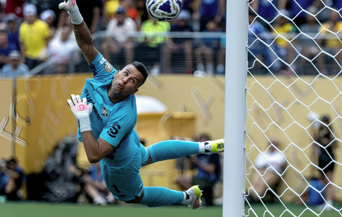 Brazilian Goalkeeper Sets World Record for Most Competitive Matches