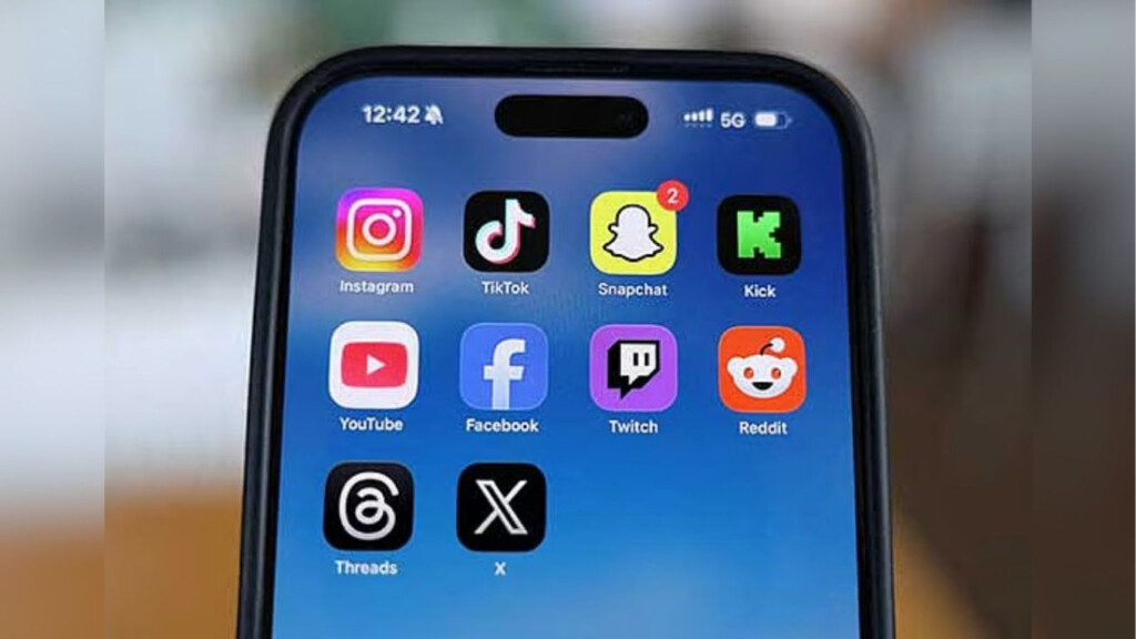 Britain Set to Ban Social Media for Under-16s 2 britain set to ban social media for under 16s Britain Set to Ban Social Media for Under-16s