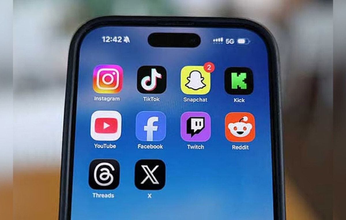 Britain Set to Ban Social Media for Under-16s