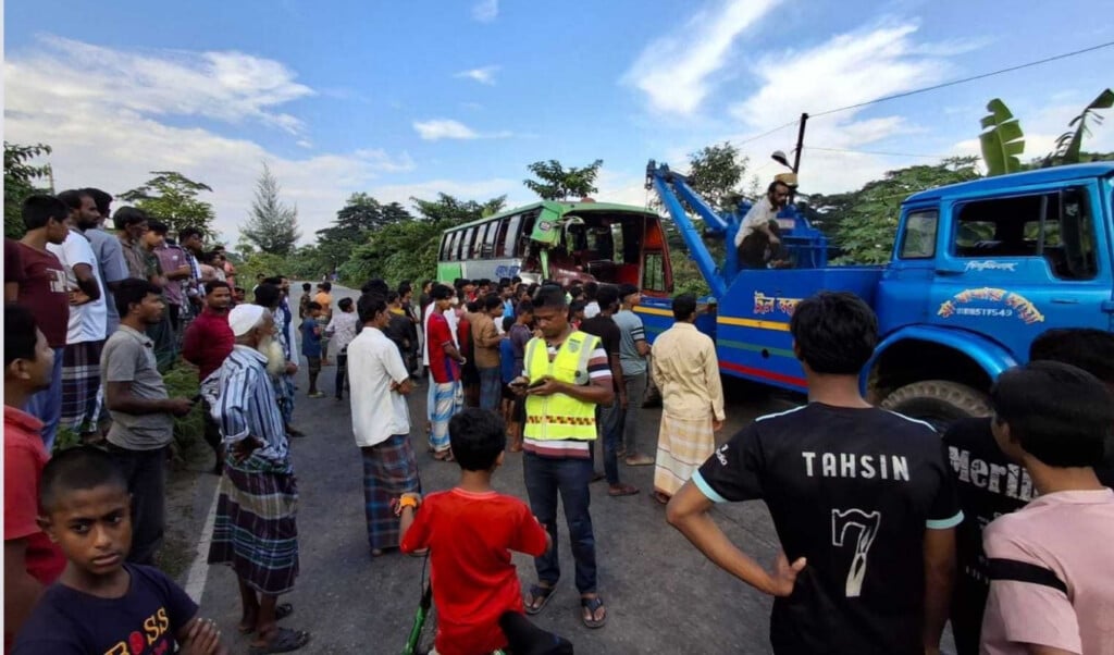 bus driver killed 20 injured in noakhali road collision Bus Driver Killed, 20 Injured in Noakhali Road Collision