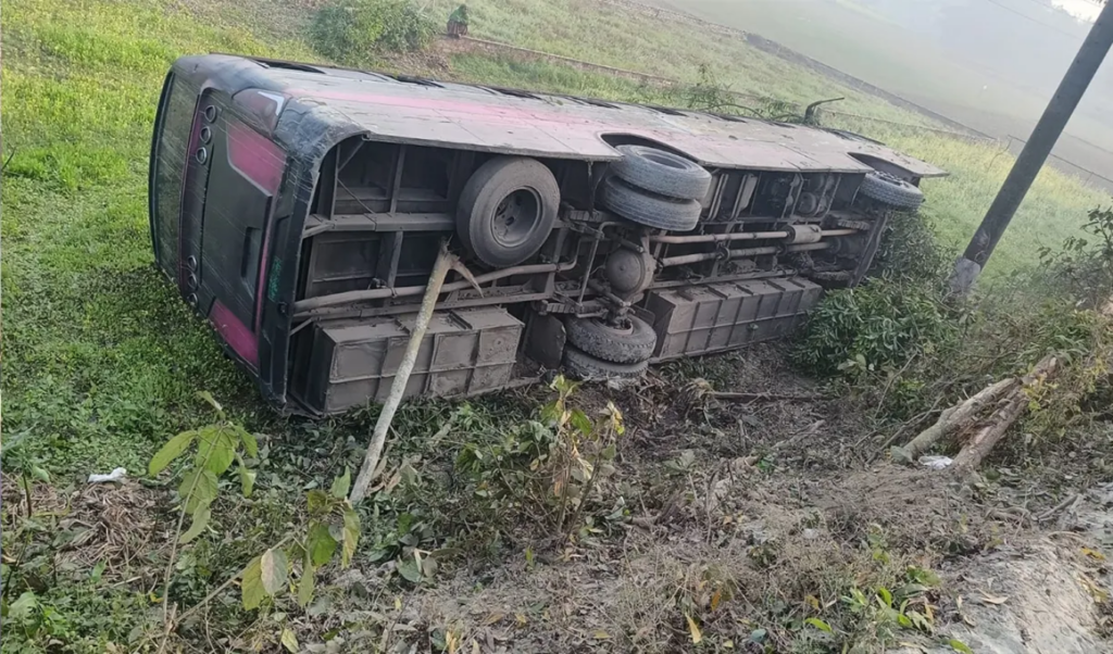bus overturns on roadside after losing control three injured Bus Overturns On Roadside After Losing Control, Three Injured
