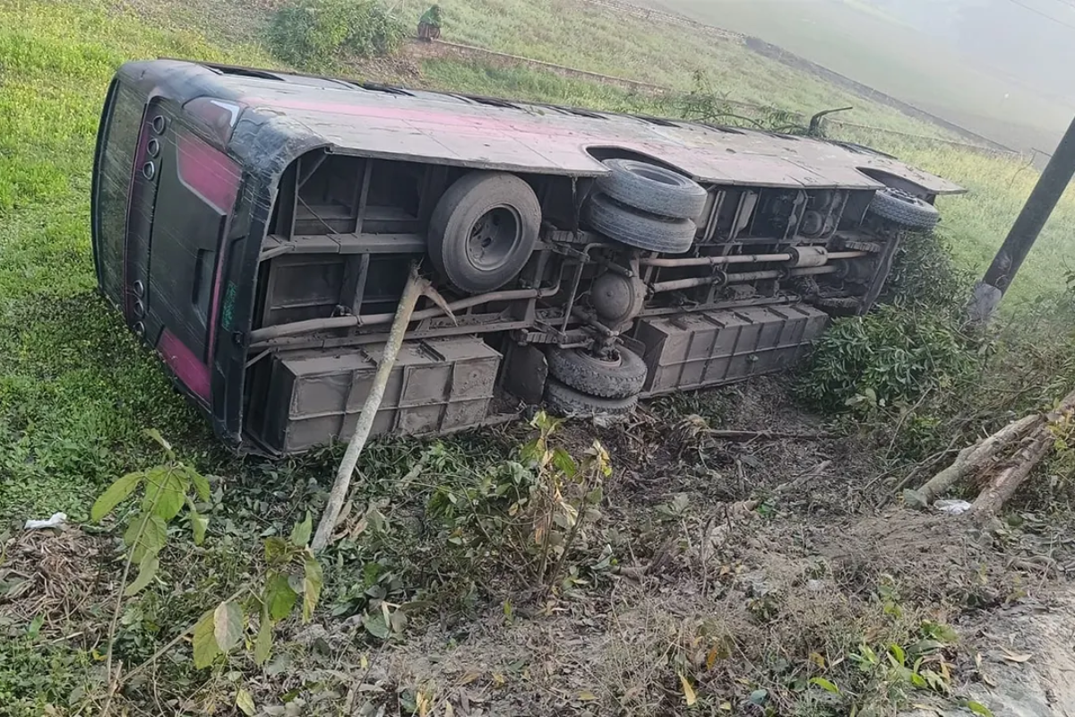 Bus Overturns On Roadside After Losing Control, Three Injured