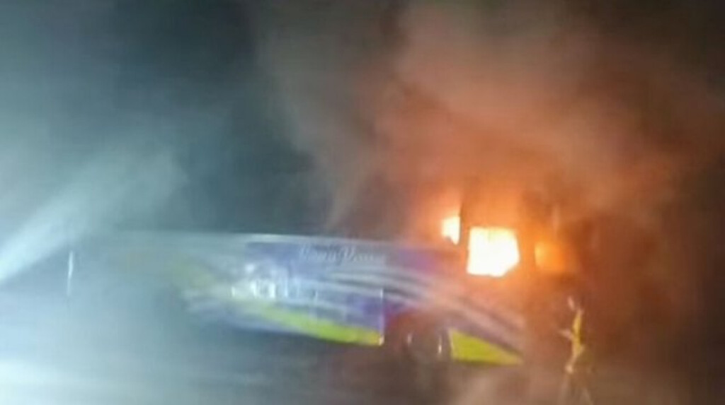 bus set on fire in dhaka chittagong highway Bus Set on Fire in Dhaka-Chittagong Highway