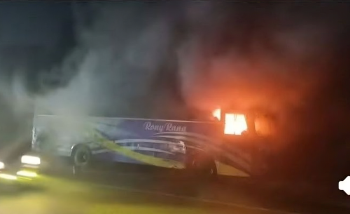 Bus Set on Fire in Feni During Awami League’s ‘Lockdown’ Programme — Dhaka–Chattogram Highway Brought to a Standstill