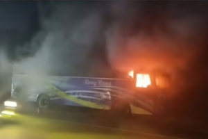 Bus Set on Fire in Feni During Awami League’s ‘Lockdown’ Programme — Dhaka–Chattogram Highway Brought to a Standstill