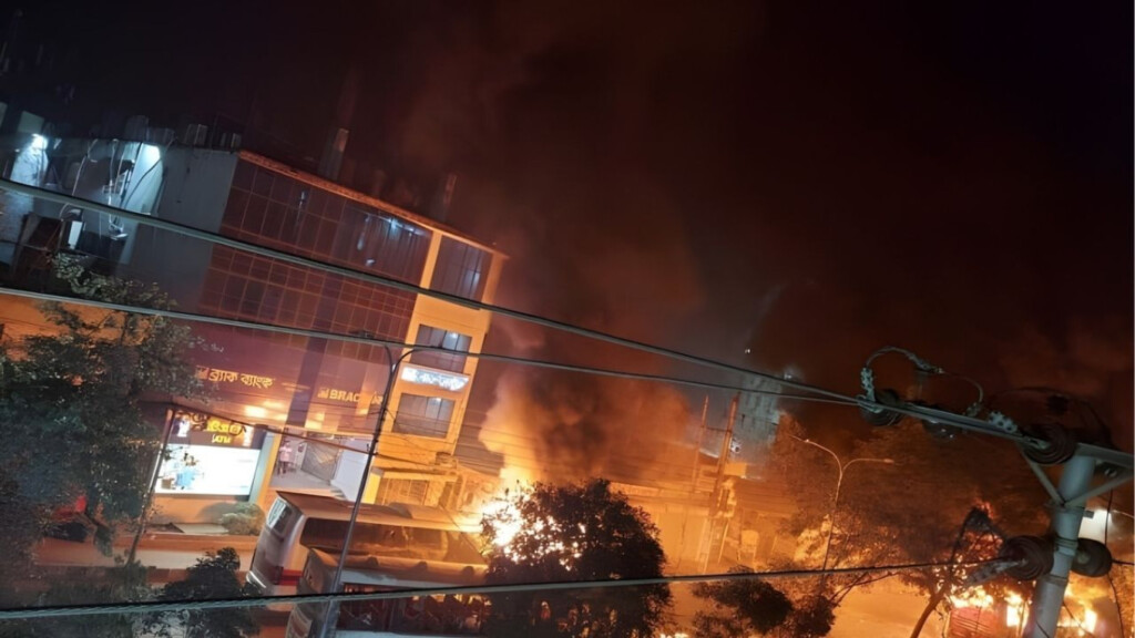 bus set on fire opposite btv building in rampura Bus Set on fire Opposite BTV Building in Rampura
