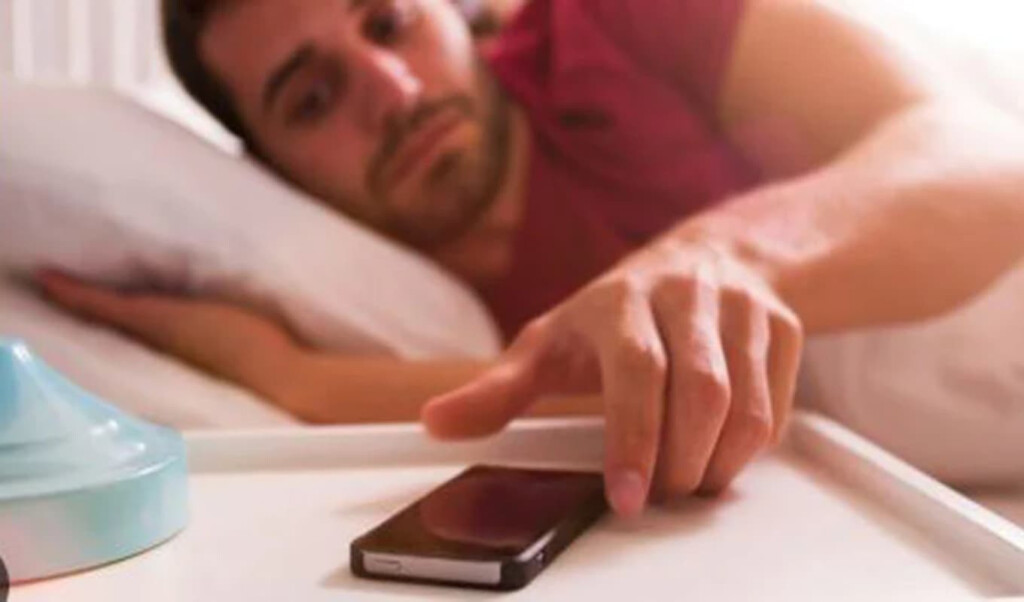 Checking Your Phone Immediately After Waking: Hidden Risks 2 checking your phone immediately after waking hidden risks Checking Your Phone Immediately After Waking: Hidden Risks