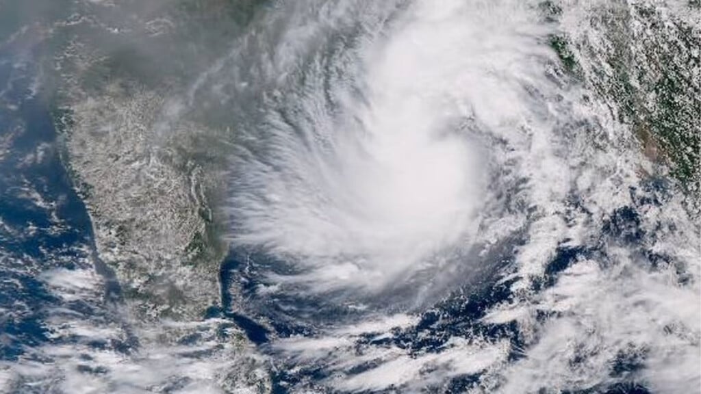 cyclone ditwah approaches port authorities raise signal 2 Cyclone ‘Ditwah’ Approaches, Port Authorities Raise Signal 2