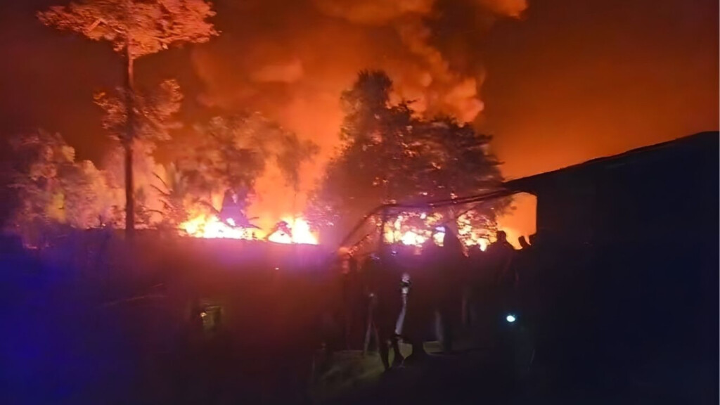 devastating fire ravages shelters at teknaf refugee camp Devastating Fire Ravages Shelters at Teknaf Refugee Camp