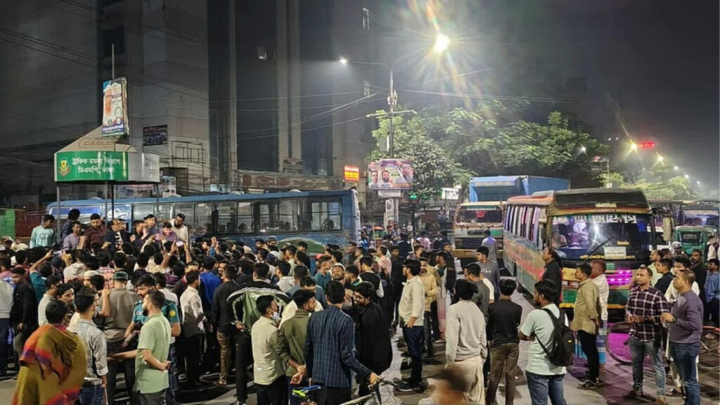 dhaka college students block road demanding renovation of hall Dhaka College Students Block Road Demanding Renovation of Hall