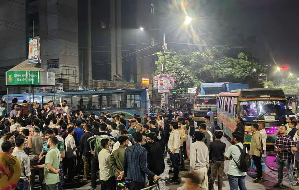 Dhaka College Students Block Road Demanding Renovation of Hall