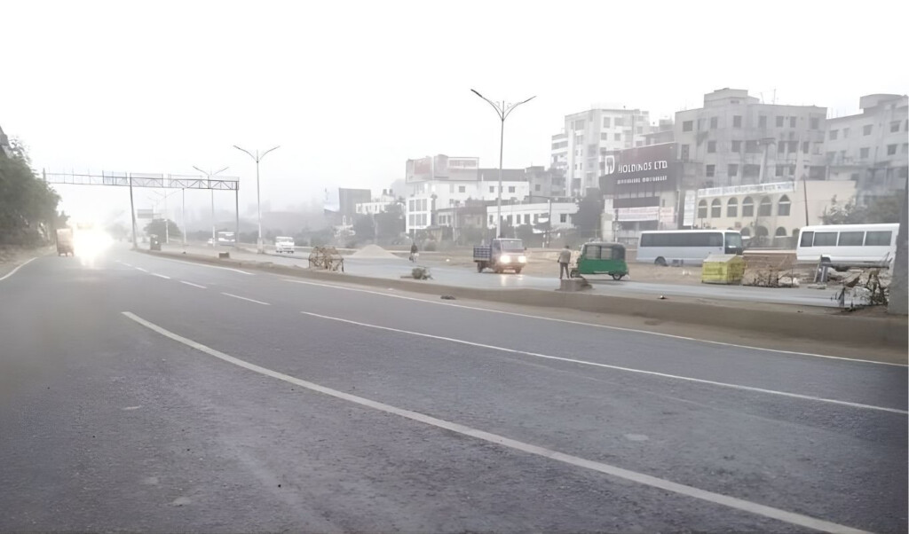 dhaka engulfed in rain like fog as the cold continues to bite today Dhaka engulfed in rain-like fog as the cold continues to bite today
