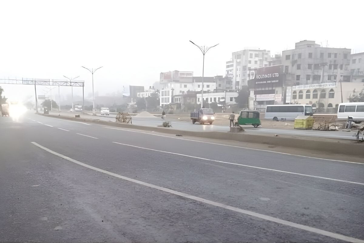 Dhaka engulfed in rain-like fog as the cold continues to bite today