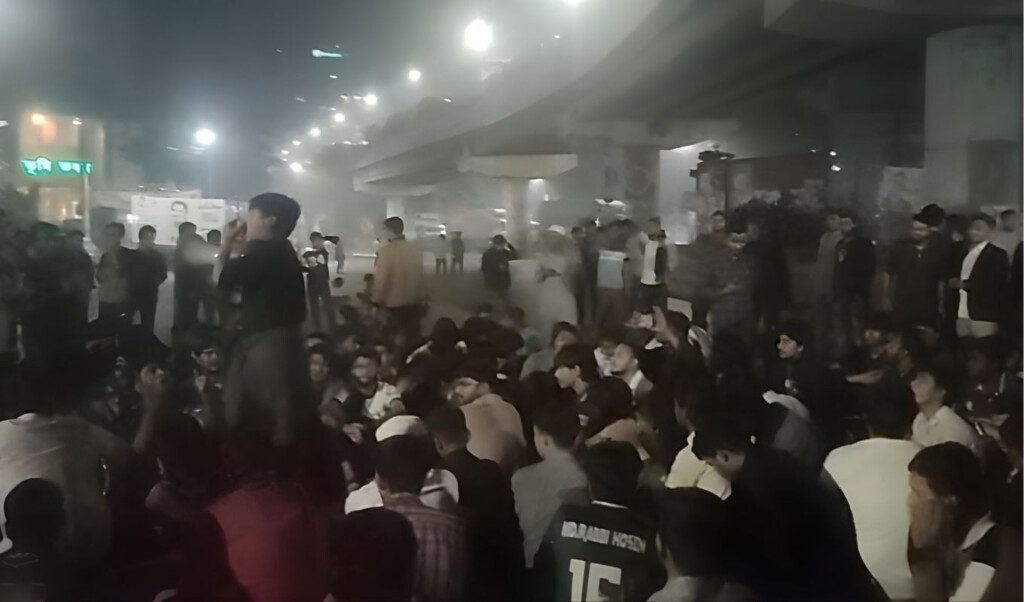 dhaka polytechnic students block roads throughout the night Dhaka Polytechnic students block roads throughout the night