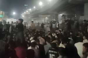 Dhaka Polytechnic students block roads throughout the night