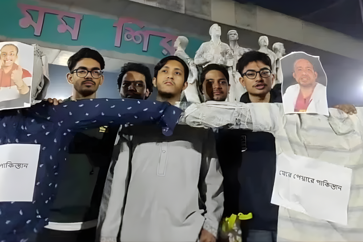 Dhaka University Students Burn Effigies of Pinaki and Ilias