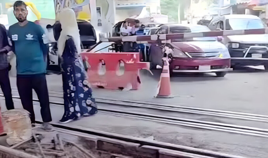 dmp advises avoiding mogbazar rail crossing DMP advises avoiding Mogbazar Rail Crossing