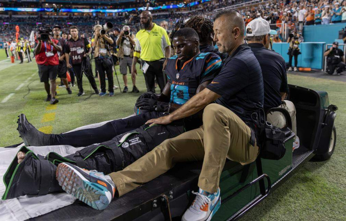 Dolphins Star Tyreek Hill Suffers Severe Knee Injury in Jets Match