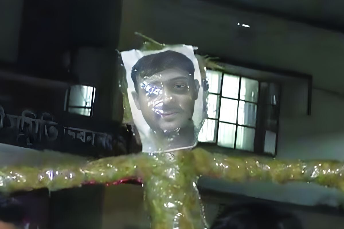 Effigy of NCP leader Nasir Uddin Patwary burnt in Noakhali