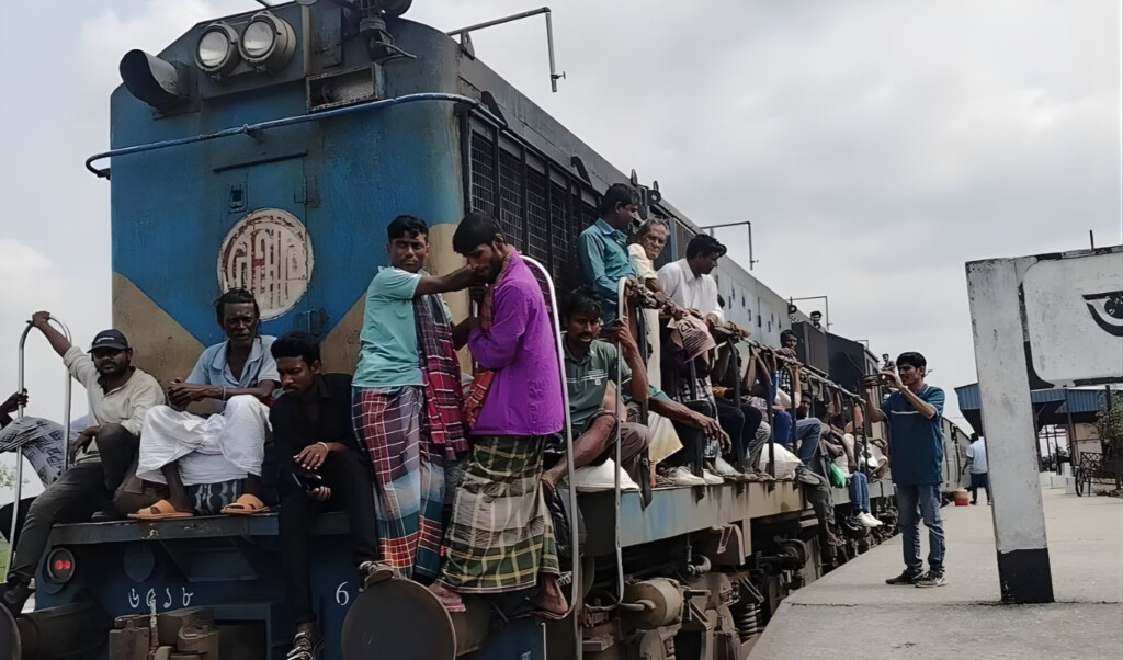 eid travel crowds overwhelm bhanga train Eid Travel Crowds Overwhelm Bhanga Train