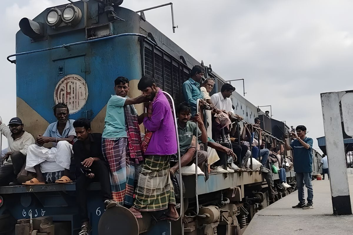 Eid Travel Crowds Overwhelm Bhanga Train