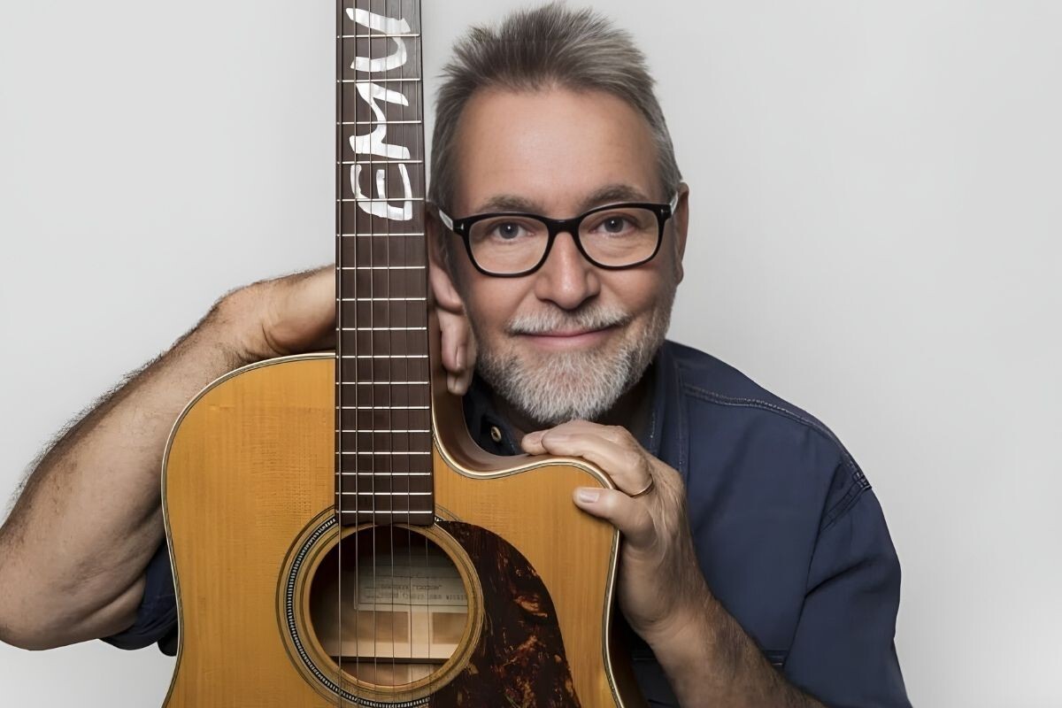 Emotional Tribute at Adelaide Oval – John Williamson Honors Bondi Shooting Victims