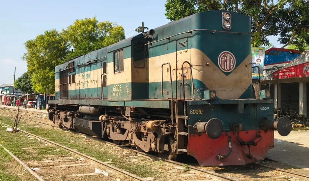 engine of shuttle train derails in goalanda Engine of Shuttle Train Derails in Goalanda