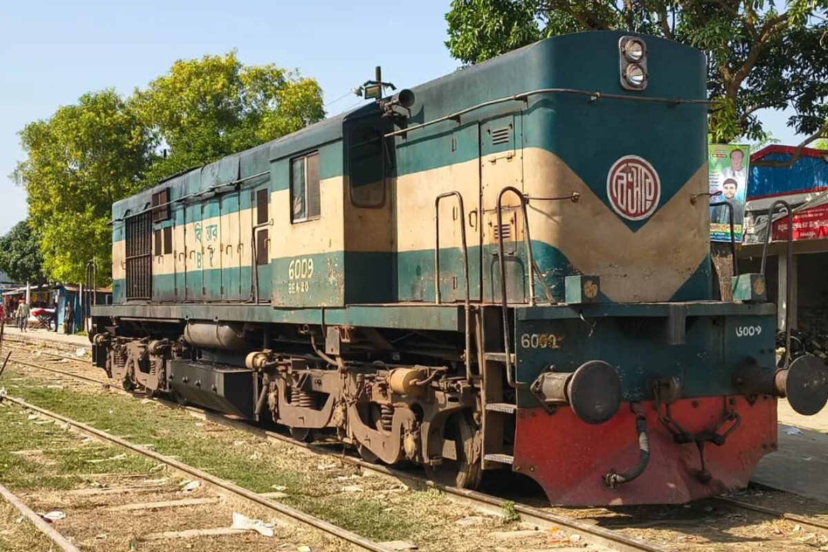 Engine of Shuttle Train Derails in Goalanda