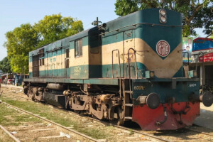 Engine of Shuttle Train Derails in Goalanda