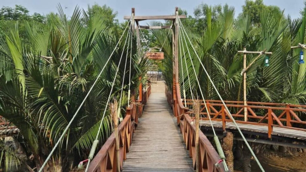 even after two days the two abducted tourists and the resort owner have not been rescued Even after two days, the two abducted tourists and the resort owner have not been rescued.