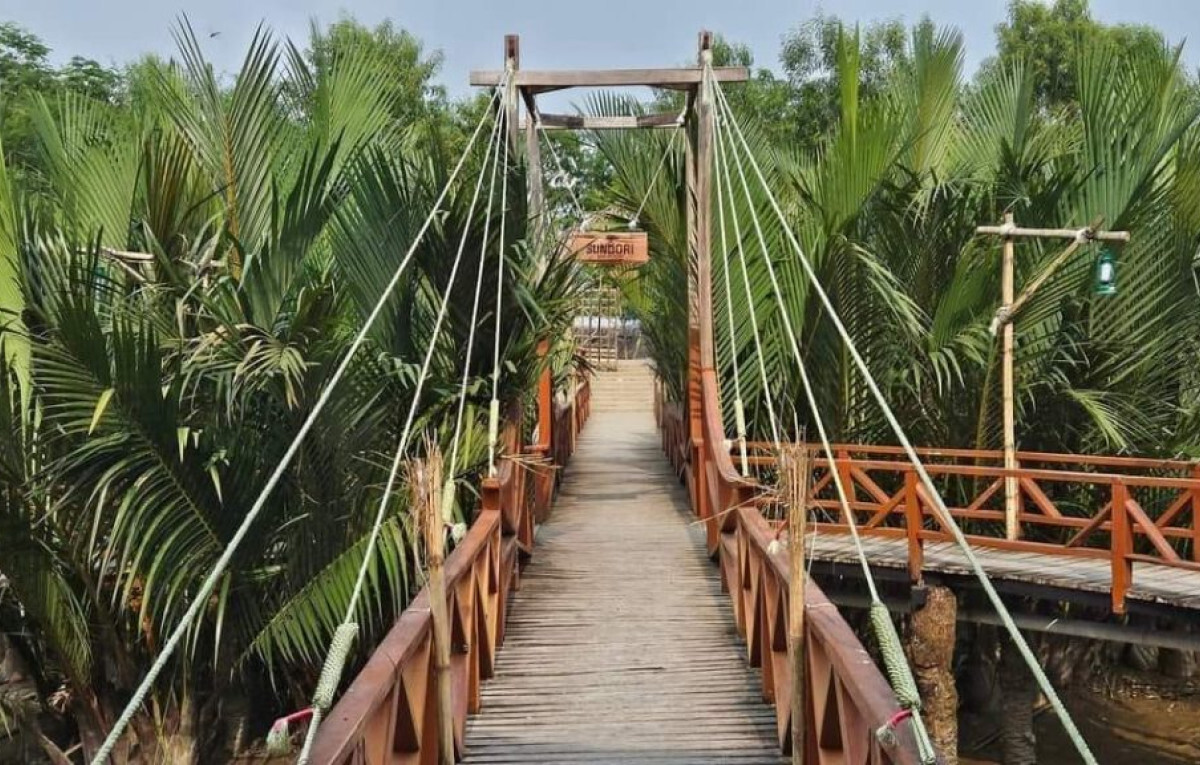 Even after two days, the two abducted tourists and the resort owner have not been rescued.