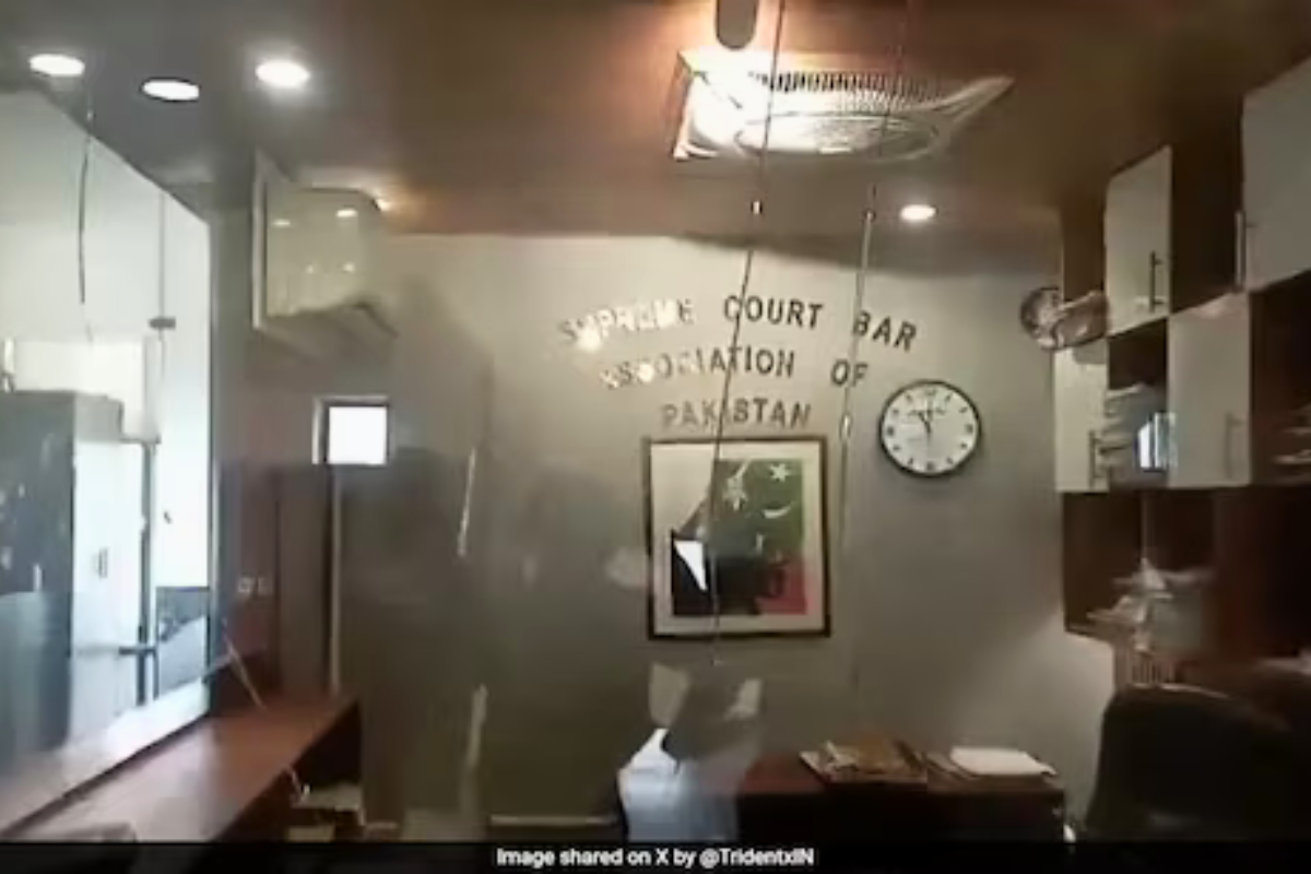 Explosion at Pakistan’s Supreme Court Injures Twelve