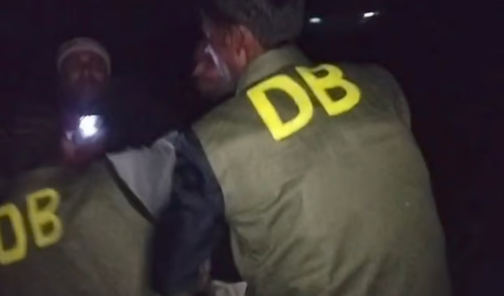 fake db tries to handcuff former chhatra dal leader in mymensingh Fake DB tries to handcuff former Chhatra Dal leader in Mymensingh
