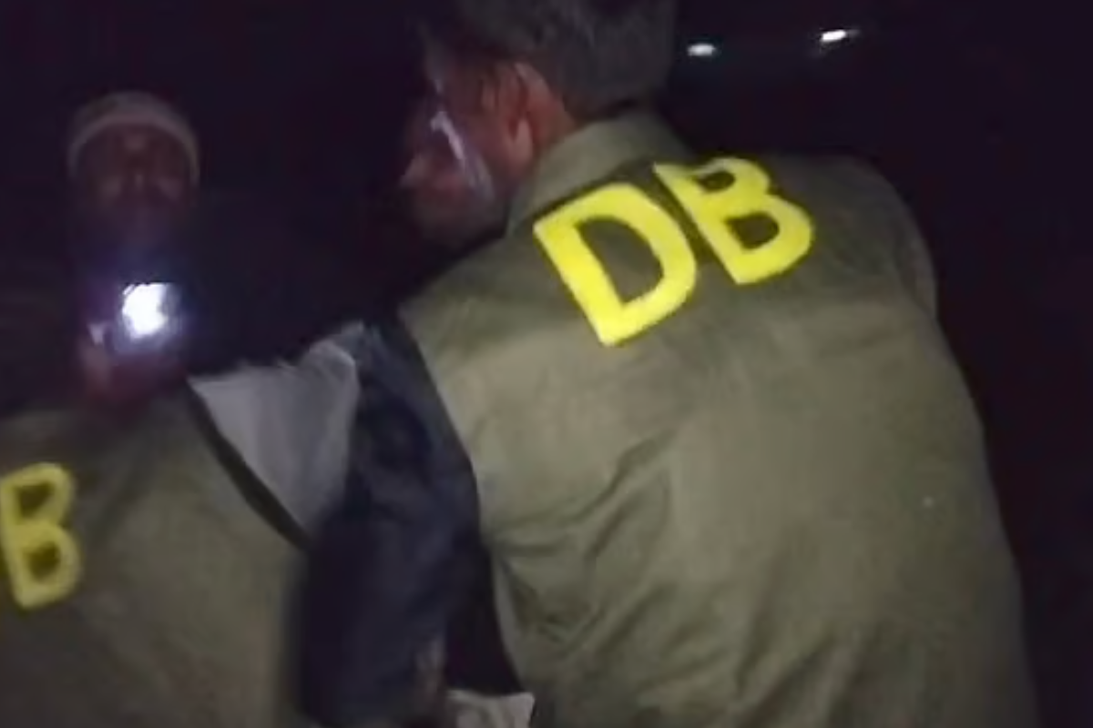 Fake DB tries to handcuff former Chhatra Dal leader in Mymensingh