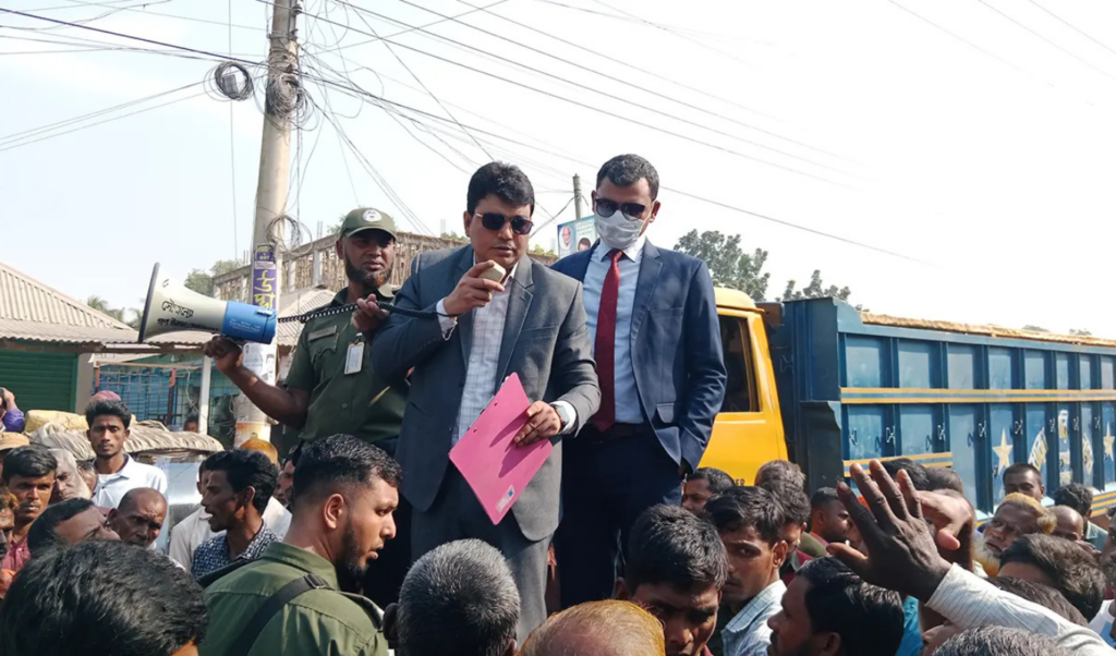 farmers block highway in hatibandha for two hours over fertiliser shortage Farmers Block Highway in Hatibandha for Two Hours Over Fertiliser Shortage