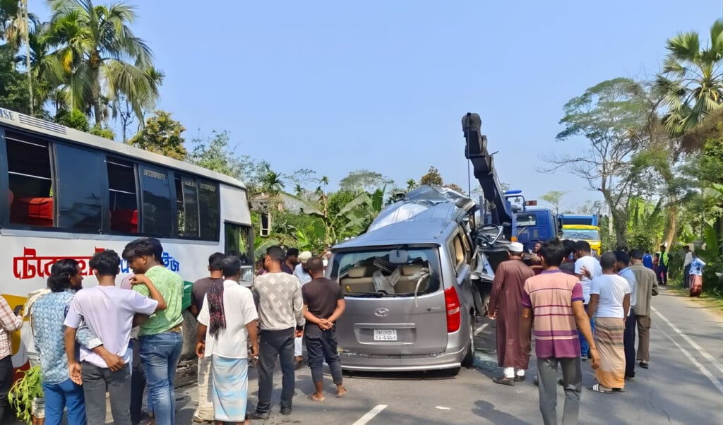 fatal collision between bus and minibus in barishal Fatal Collision Between Bus and Minibus in Barishal