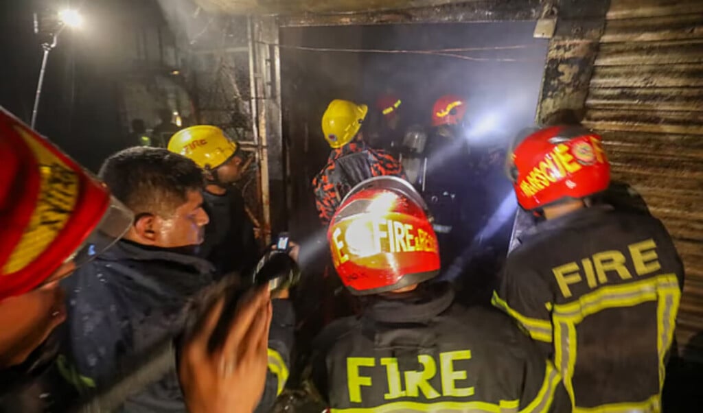Fierce Fire Erupts at Khulna Shopping Centre 3 fierce fire erupts at khulna shopping centre Fierce Fire Erupts at Khulna Shopping Centre