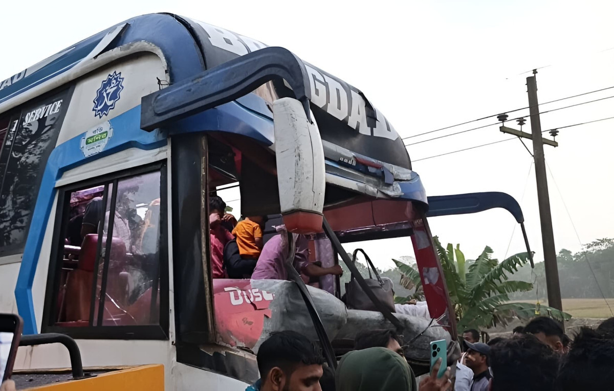Fifteen Injured in Madaripur Bus-Truck Collision
