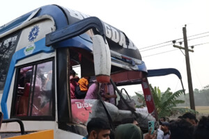 Fifteen Injured in Madaripur Bus-Truck Collision