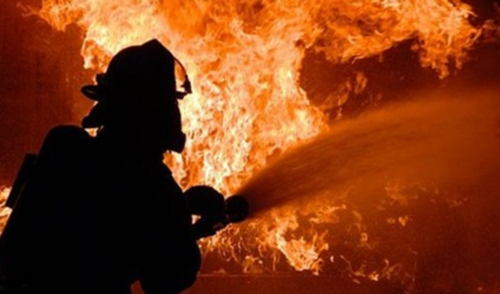 fire breaks out at kispi restaurant in moghbazar Fire Breaks Out at Kispi Restaurant in Moghbazar
