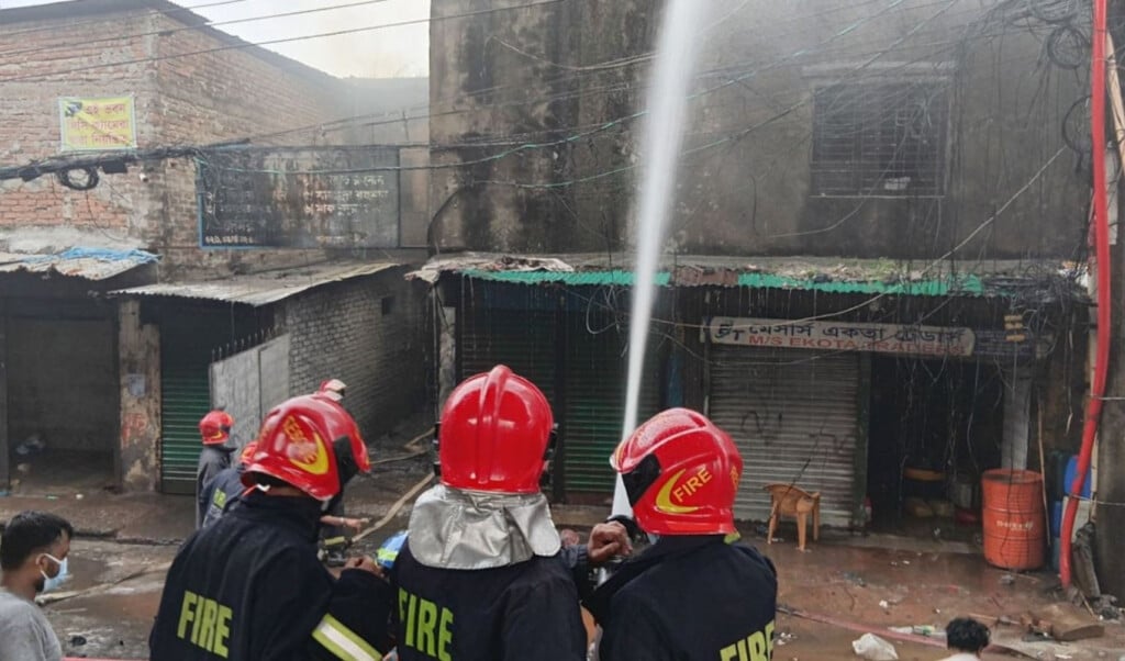 fire breaks out in tongi chemical warehouse five fire service personnel burnt Fire Breaks Out in Tongi Chemical Warehouse, Five Fire Service Personnel Burnt