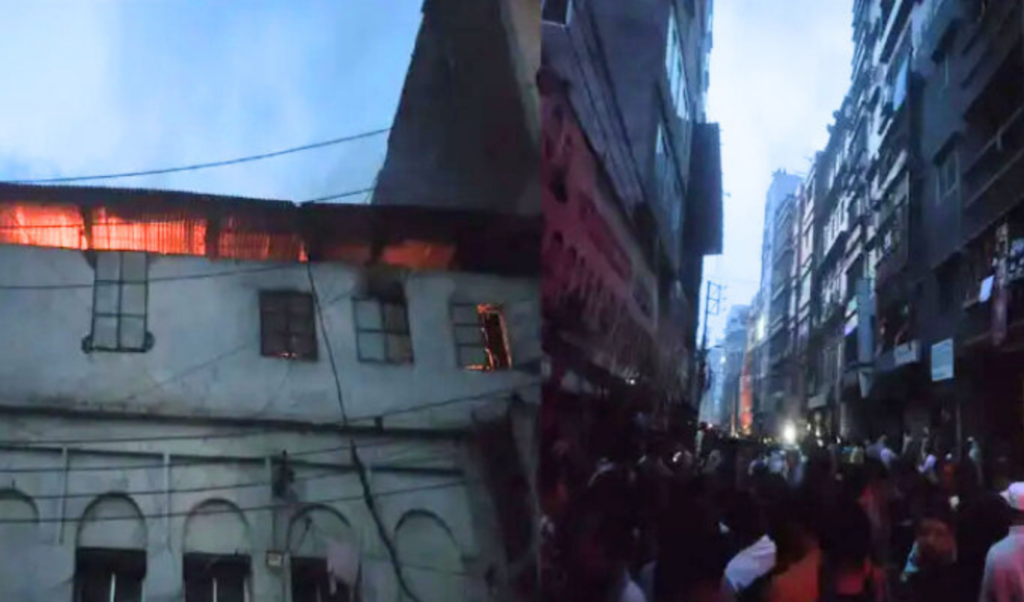 fire in chawkbazar brought under control after ninety minutes Fire in Chawkbazar Brought Under Control After Ninety Minutes
